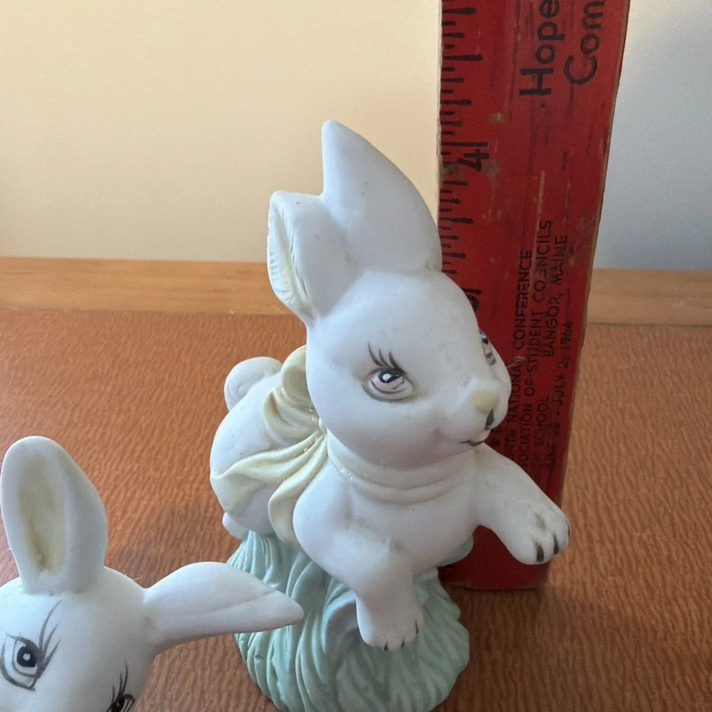 Vtg Set Of 2 White Bunny Figurines For Spring Easter Playful Green/Yellow Bows